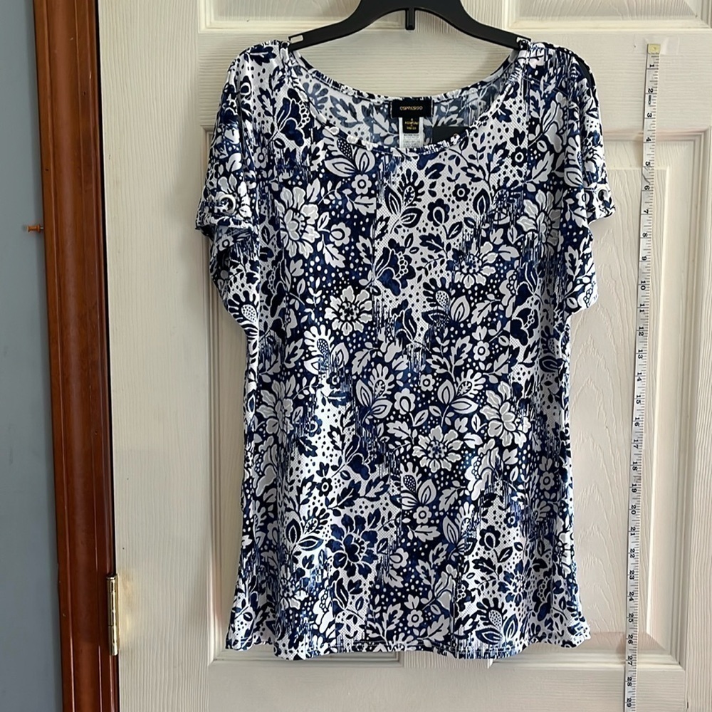 NWT-espresso-S-blue& white floral-cut out shoulders s/s with grommets top/blouse
